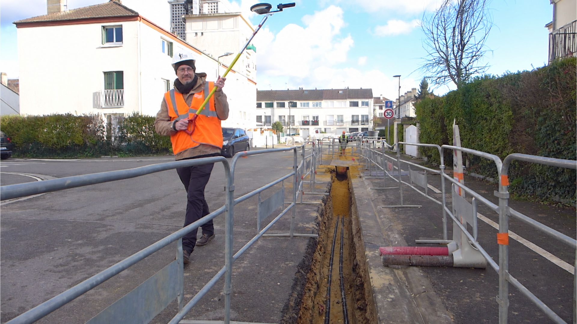 Opérateur réalisant un levé FOUILLES 3D le long d'une tranchée ouverte